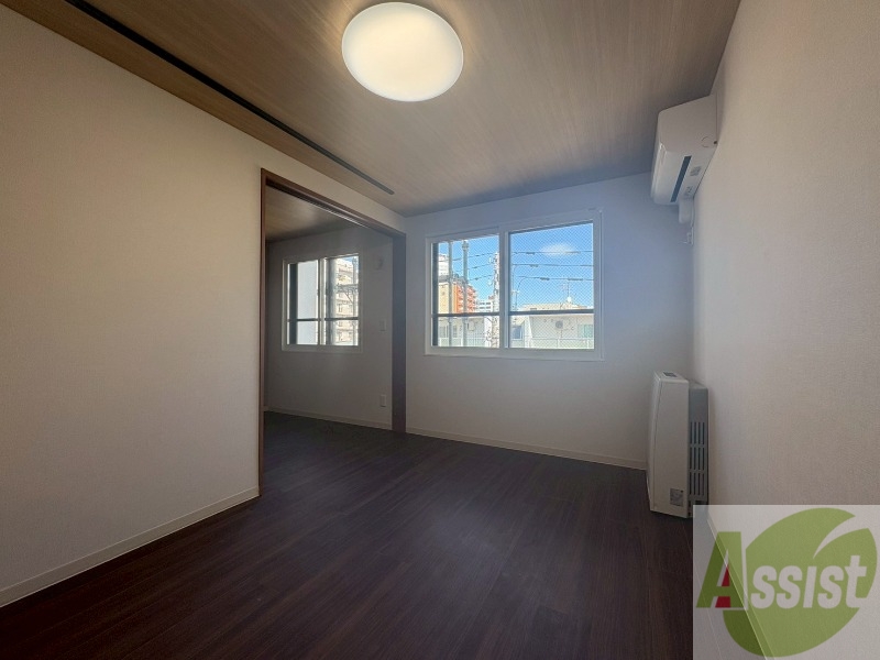 居室・リビング　木目のフローリングは落ち着きのある印象のお部屋になりますね。