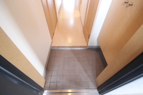 玄関　※他部屋の写真です。現況優先