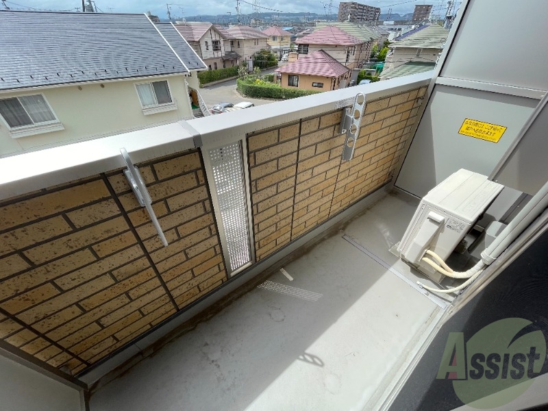 バルコニー　バルコニーはコチラです。長さも幅もちょうどいい広さですね。