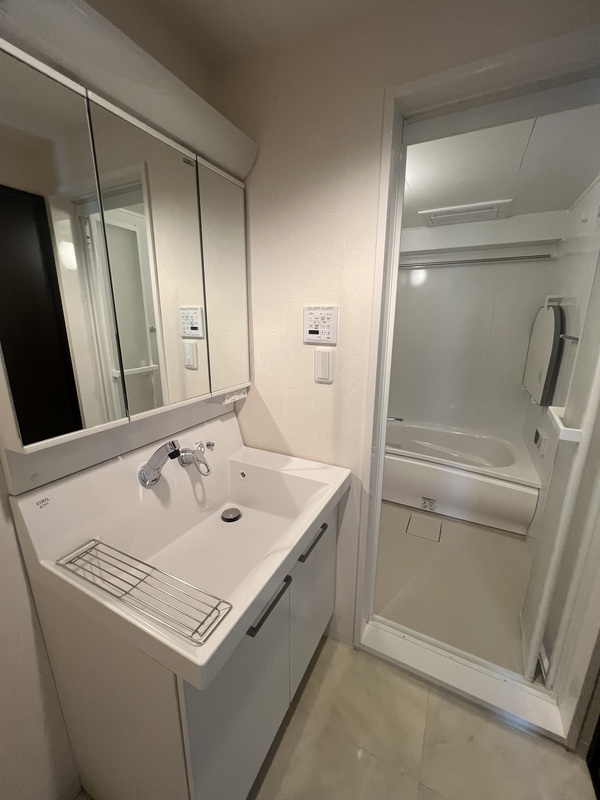 洗面設備　３面鏡の独立洗面台です！