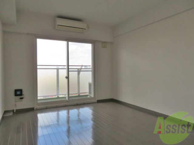 居室・リビング　８畳もある、広々として使いやすそうなお部屋でございます