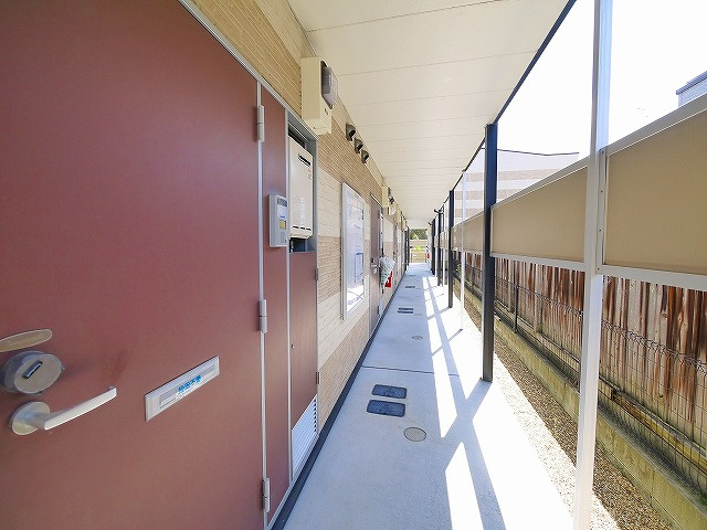 エントランス　落ち着いたエントランスです