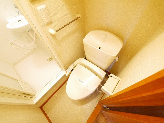 トイレ　落ち着いた色調のトイレです