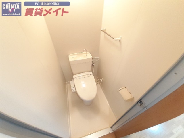 トイレ　同じ物件、別部屋の写真です