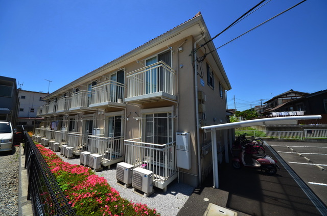 建物外観　★程よい緑に囲まれた、居心地の良い物件です★