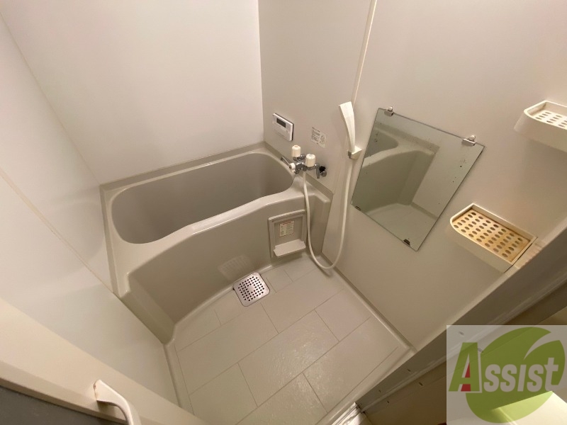 バス・シャワールーム　バスルームは狭すぎず、シャワーも浴びやすそうです。