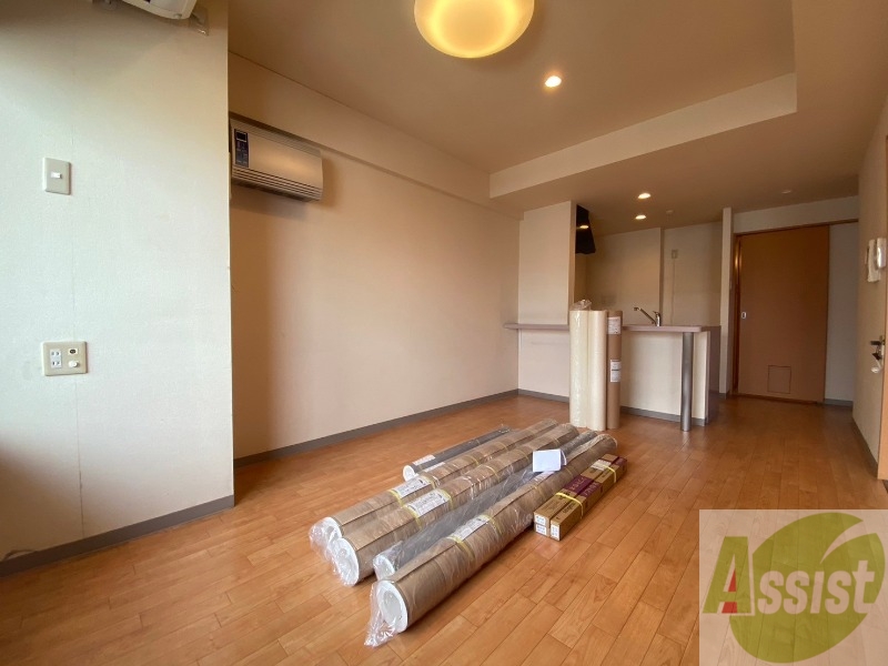 居室・リビング　白さが清潔感を出してくれます。お部屋も明るいですね。