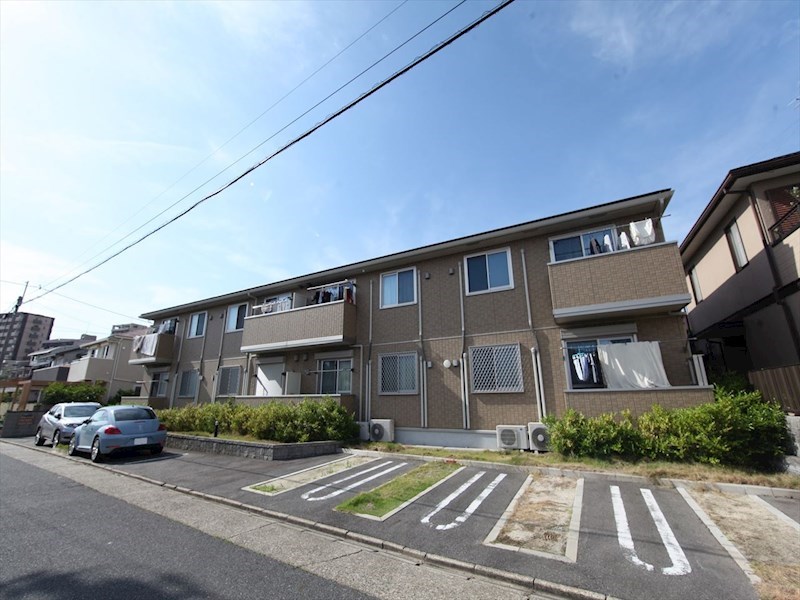 建物外観　外観　屋根付き駐輪場有り　敷地内平面駐車場