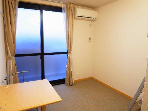 居室・リビング　玄関側から見た内観（備品変更している場合有）