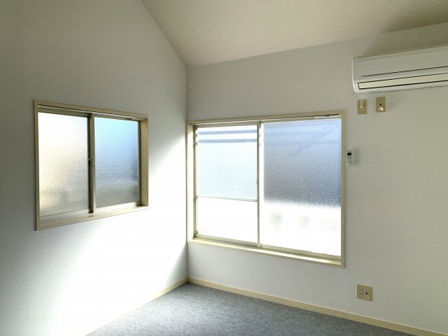 居室・リビング　とても明るい洋室です