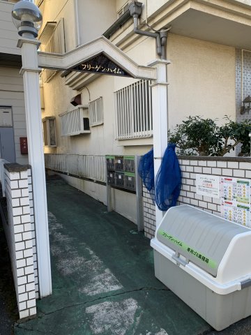 その他共有部分　可愛いエントランスとダストボックス、専用ポストもあります。