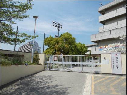 中学校　吹田市立山田東中学校（中学校）まで376m