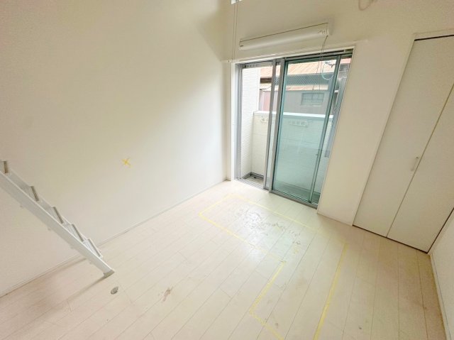 居室・リビング　白を基調とした内装でおしゃれで、落ち着ける空間です。