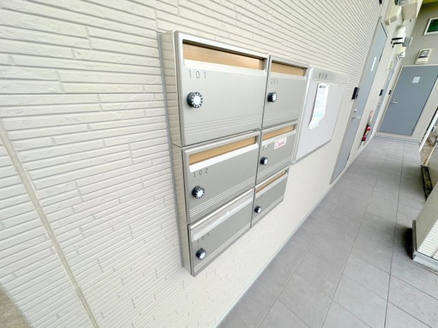 ロビー　ロビーにある各部屋毎のメールボックス。