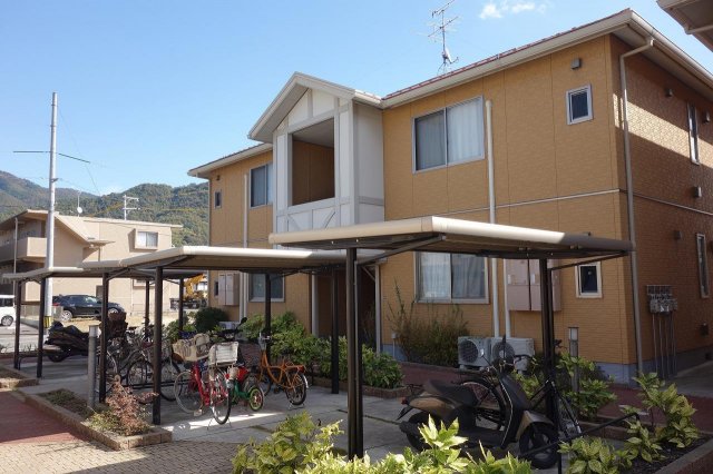 その他共有部分　屋根つきのゆったりとした駐輪場完備♪