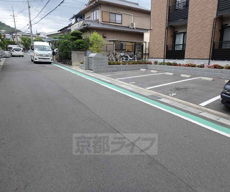 【乙訓郡大山崎町字円明寺のアパートの駐車場】