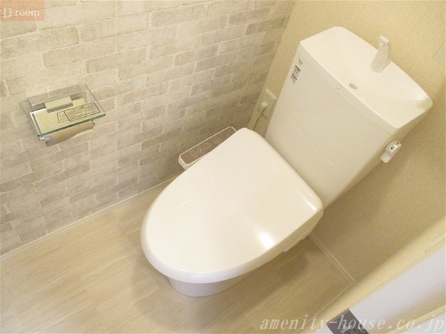 トイレ　●温水洗浄便座付きのトイレ♪（上部に棚あり）