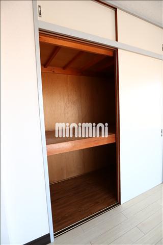 収納　押入タイプですので沢山収納できます。