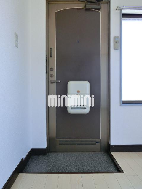 玄関　玄関付近も陽が差します