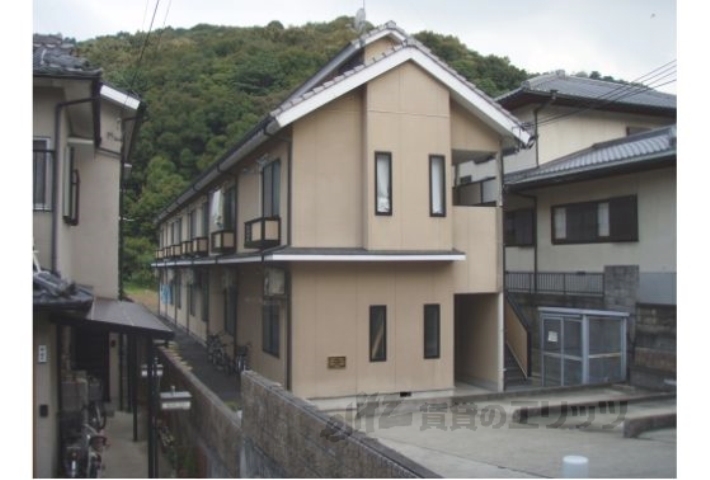 京都市山科区勧修寺下ノ茶屋町のアパートの建物外観