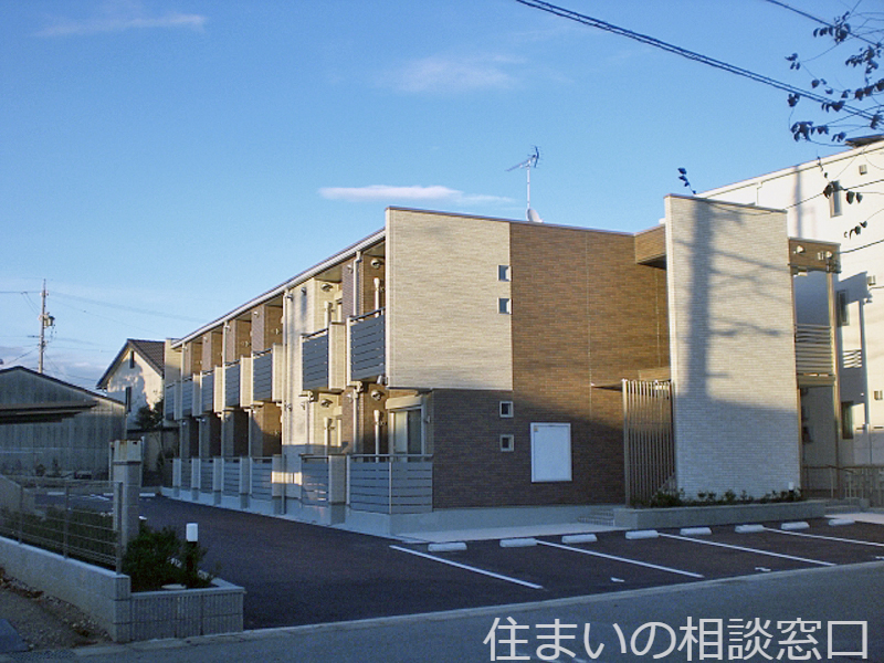 岡崎市日名本町のアパートの建物外観