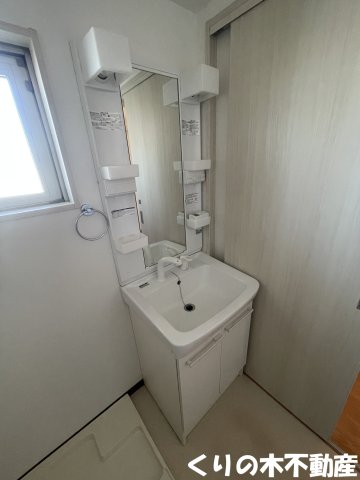 洗面設備　ゆったりとスペースのある洗面所