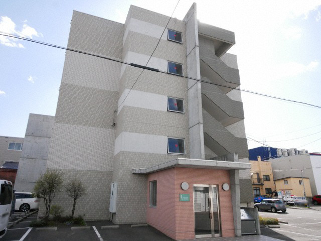 札幌市豊平区美園三条のマンションの建物外観