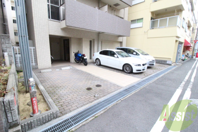 【神戸市兵庫区中道通のマンションの駐車場】