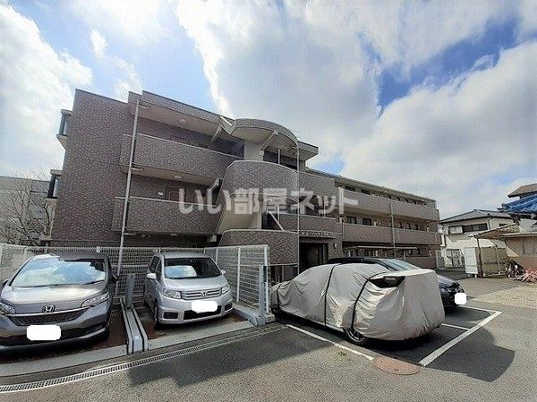 【横浜市泉区和泉中央北のマンションのエントランス】