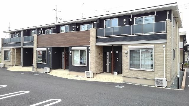 太田市中根町のアパートの建物外観