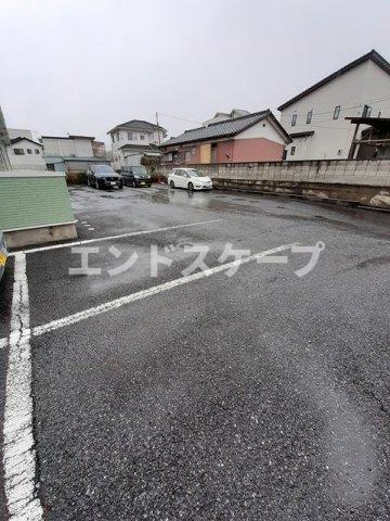 【富岡市下黒岩のアパートの駐車場】