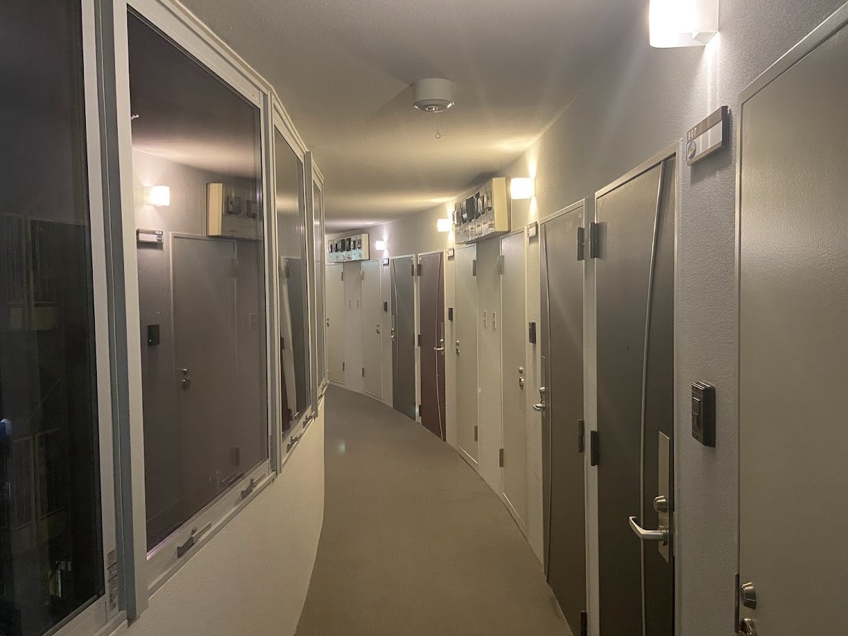 セキュリティ　敷地内の照明設備が充実しており、廊下・通用路は明るく安全です