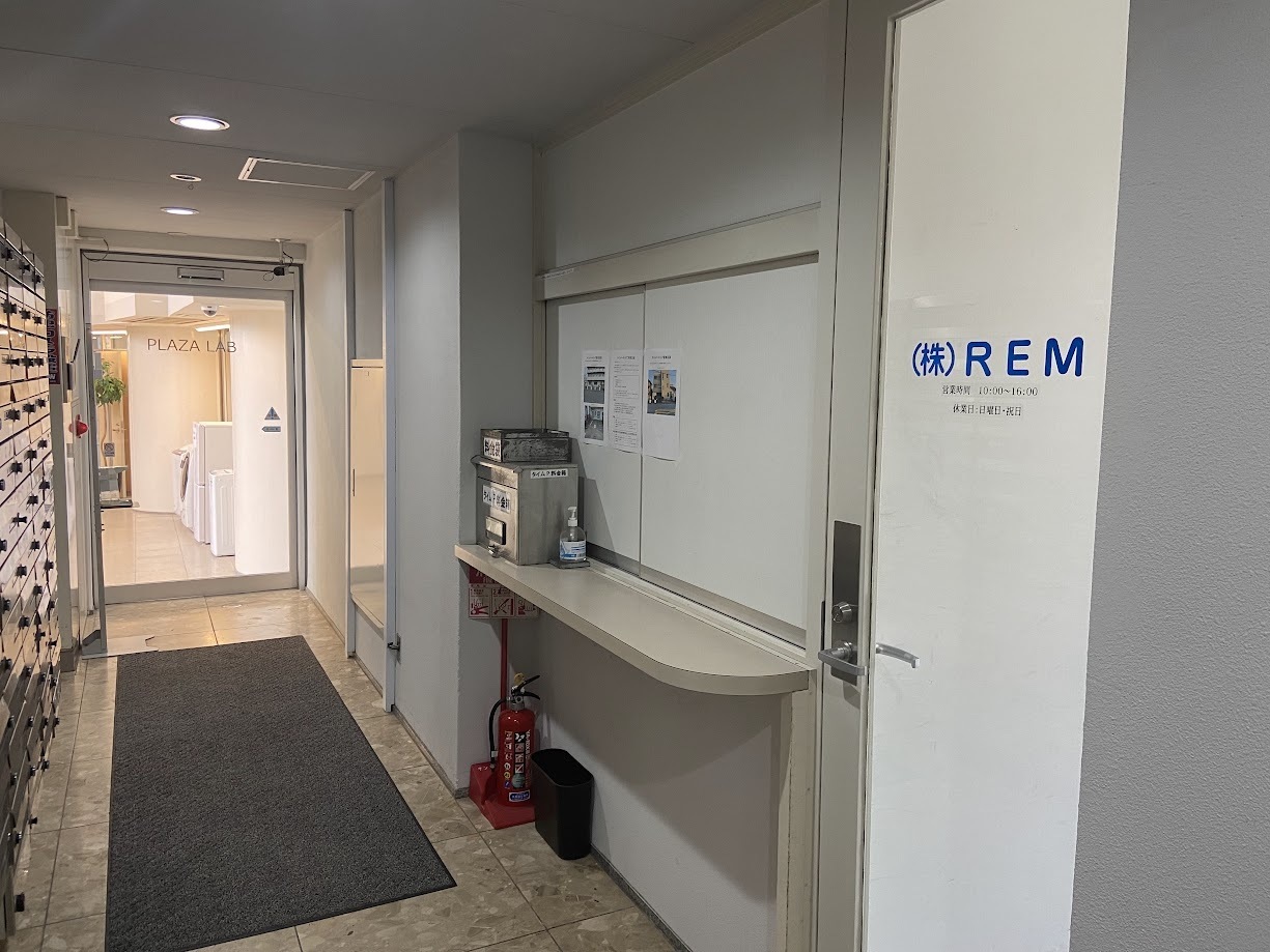 玄関　マンション1階に管理事務所があります、防犯や災害時に安心です