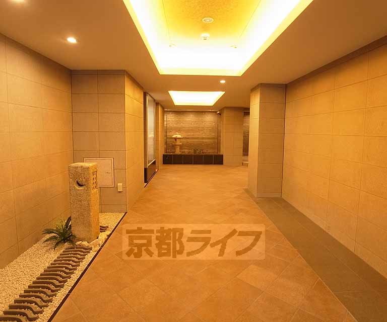 【京都市東山区三吉町のマンションのエントランス】