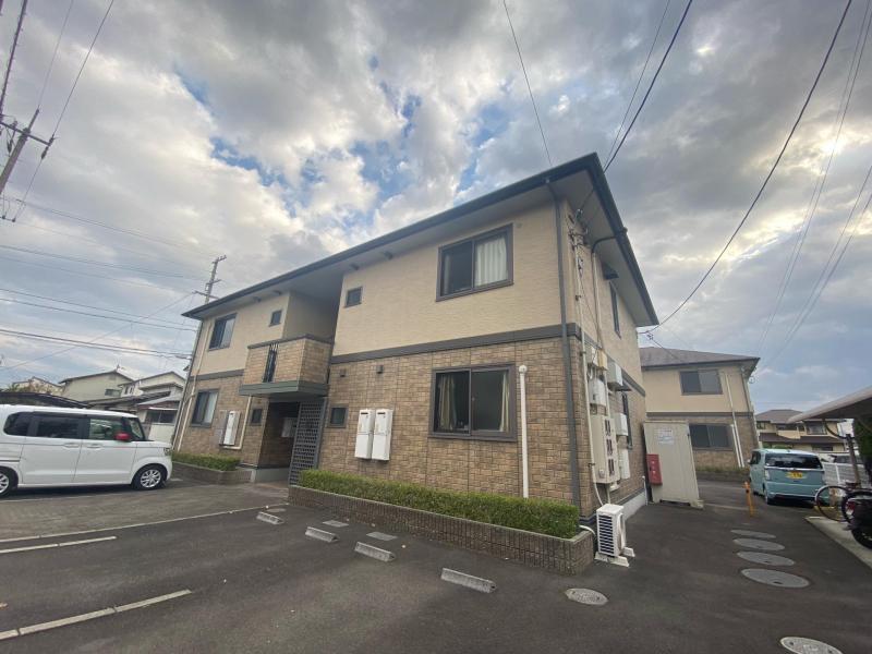 【高松市円座町のアパートの建物外観】