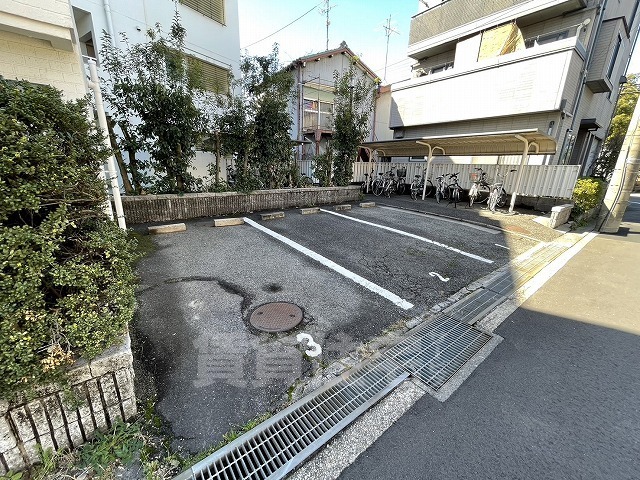 【名古屋市緑区鳴海町のマンションの駐車場】