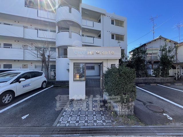 【名古屋市緑区鳴海町のマンションのエントランス】