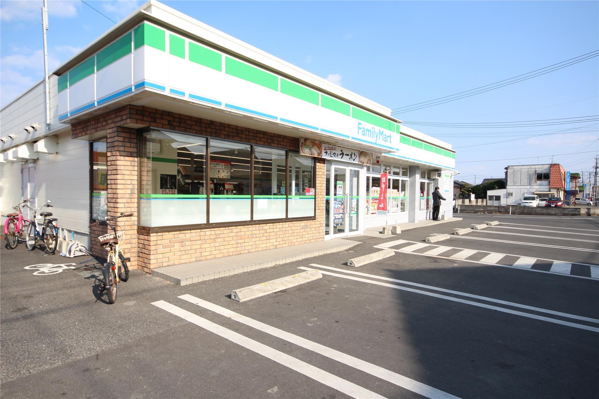 コンビニ　ファミリーマート（コンビニ）まで400m