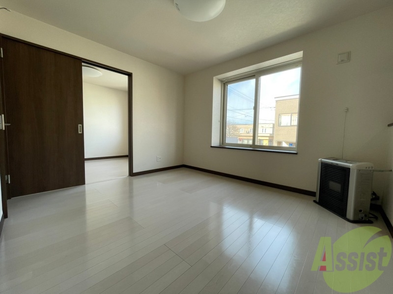 居室・リビング　リビングは白を基調としていて明るい印象ですね！