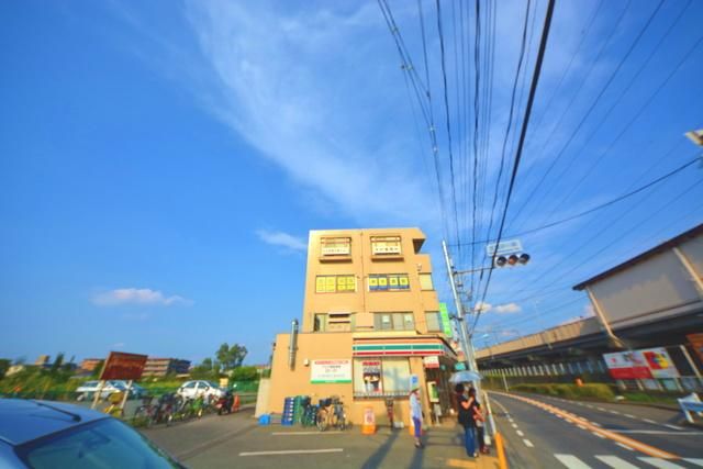 コンビニ　セブンイレブン（コンビニ）まで663m