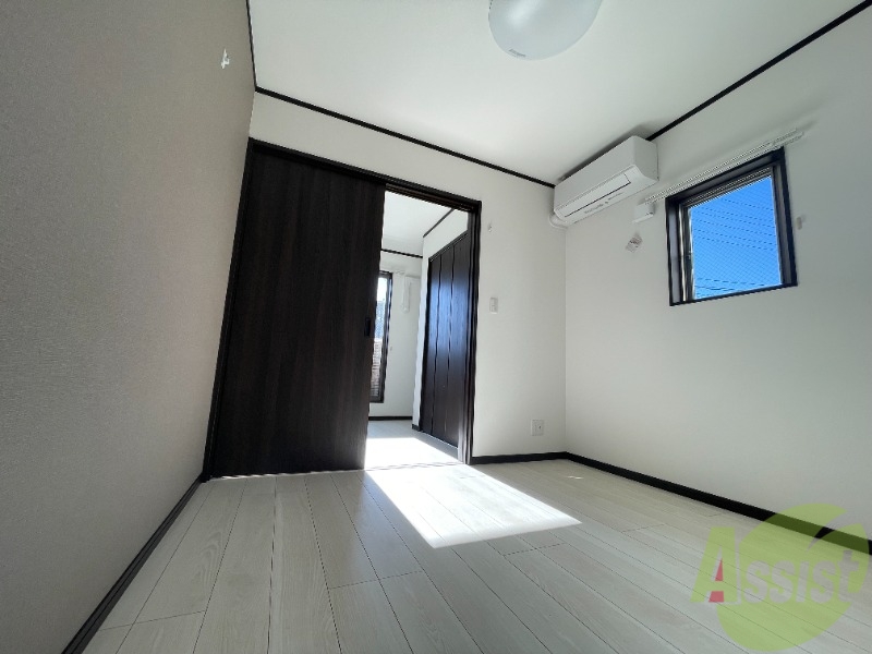 居室・リビング　リビングルームは６．１帖あり、綺麗な内装です