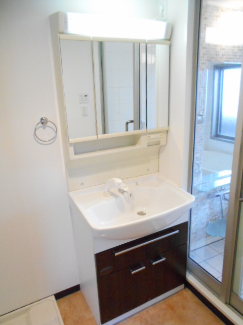 洗面設備　三面鏡の洗面台