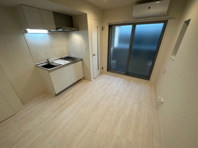 居室・リビング　リビングの窓が大きく風通しも良いです。