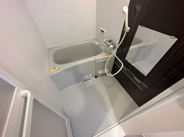 バス・シャワールーム　広めのお風呂は一日の疲れを癒してくれます。