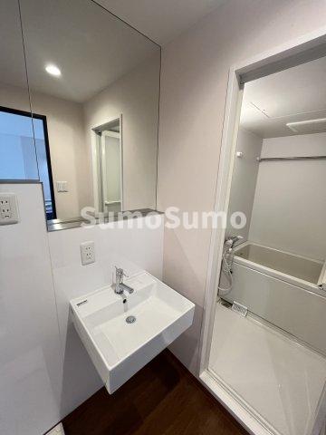 洗面設備　ゆったりとスペースのある洗面所