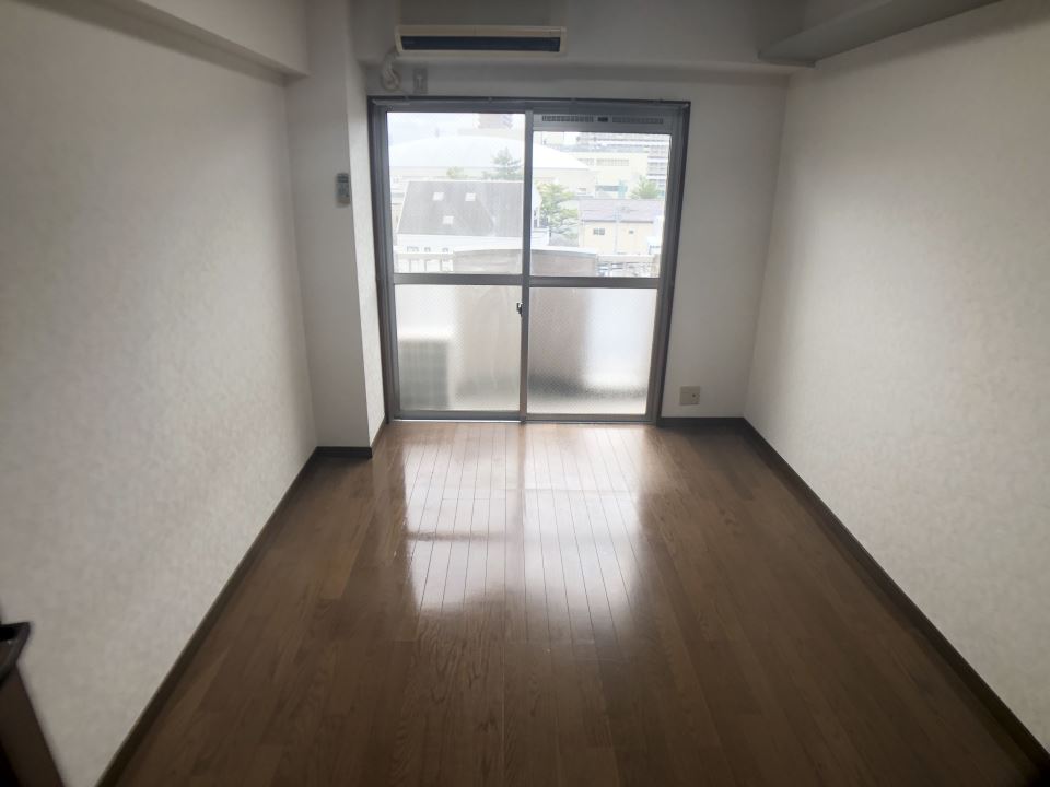 居室・リビング　６畳の洋室です