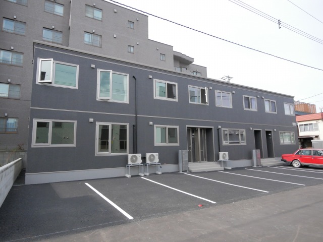 建物外観　陽当たり良好で広々とした物件です♪