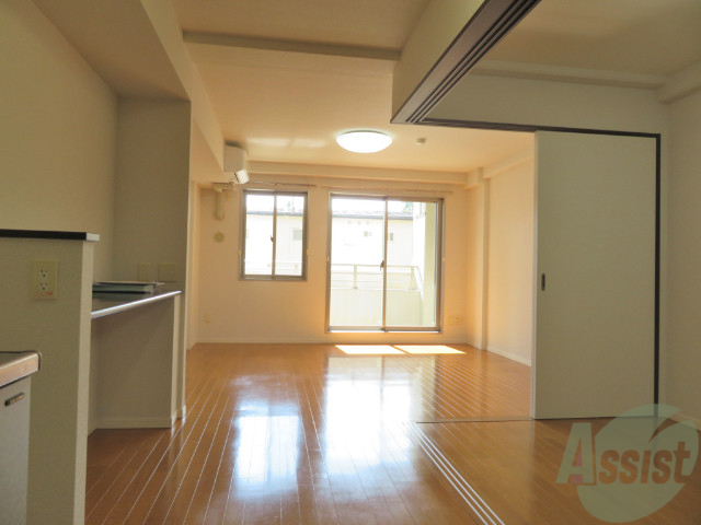 居室・リビング　広々としたリビングです。レイアウト楽しみですね。