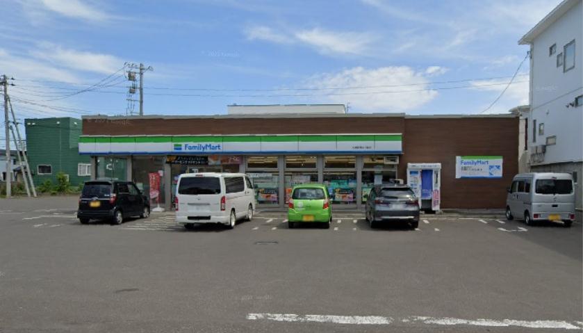 コンビニ　ファミリーマート（コンビニ）まで492m