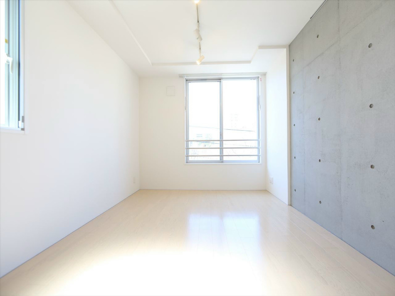 バルコニー　洋室9.54帖　室内洗濯物干し掛け付　スポットライト付き